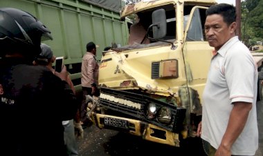 Braak!! Tabrakan di Sengeti, Truk Bawa Kayu Ringsek Berat