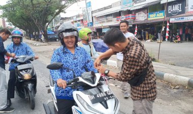 Rayakan HUT ke-74 RI, Wartawan Sarolangun Sebar Bendera Merah Putih