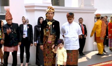 Netizen Histeris Lihat Jan Ethes Pakai Baju Bali