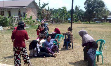 Seru! Emak-emak di Pudak Lomba Goyang Kursi Hingga Patah