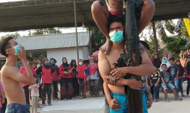Unik!! Pemuda Aurduri Panjat Pinang HUT RI Pakai Masker
