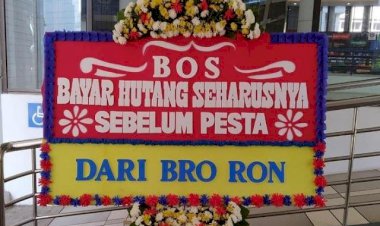 Viral, Pria Ini Tagih Utang Pakai Karangan Bunga di Pesta Pernikahan