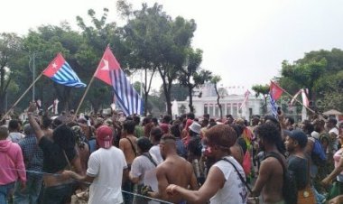 Teriak Papua Merdeka! Bendera Bintang Kejora berkibar di Depan Istana Merdeka