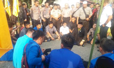 Tiga Jam Demonstrasi, Akhirnya Mahasiswa Ditemui Ketua DPRD Sementara