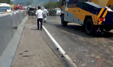 Mobil Tabrakan Beruntun di Tol Purwakarta, 6 Kendaraan Terbakar Hebat