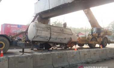 Truk Limbah Terguling di KM27, Petugas Butuh Enam Jam Evakuasi