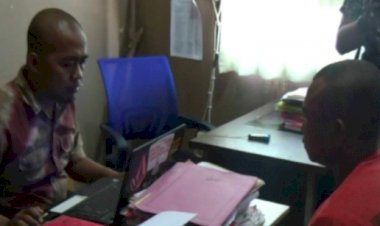 Pria Gundul Nekat Serang Kantor Polisi dan Gebrak Meja