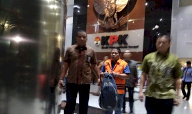 Tangan Diborgol, KPK Tahan 3 Tersangka Kasus Suap Bupati Bengkayang