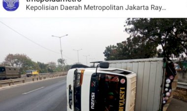 Truk Terguling di Jalan Tol, Taksi Tabrak Pembatas Jalan