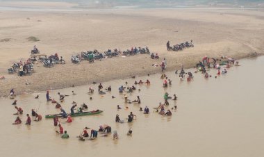 Warga Sarolangun Beramai Mendulang Emas di Pinggir Sungai Tembesi