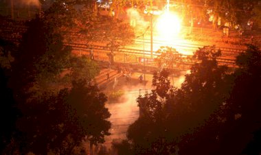 Malam Ini Polisi Tembakkan Gas Air Mata dari Arah DPR, Massa Lempari Batu