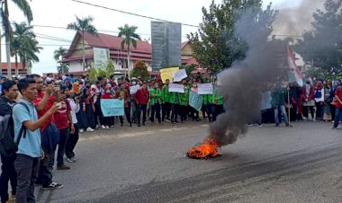 Bakar Ban! Mahasiswa Bungo Bergerak Unjuk Rasa Tolak RUU KUHP dan UU KPK