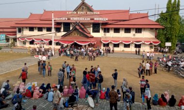 Blokade Aparat Bobol, Pagar Kantor Bupati Merangin Roboh Didorong Massa