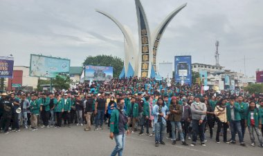 Ribuan Mahasiswa Aceh Duduki Simpang Lima! Orator: Jangan Pancing Suasana, Kalian Jual Kami Beli