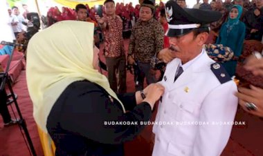 Bupati Masnah Lantik PAW Kades Tangkit