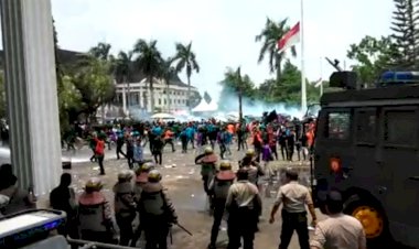 KISRUH! Polisi Tembakkan Gas Air Mata, Pelajar & Mahasiswa Lakukan Serangan Balasan