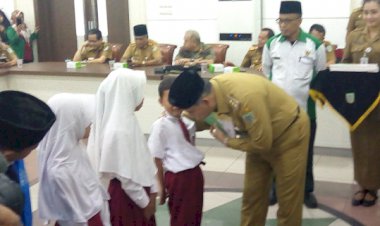 Walikota Jambi Serahkan Bantuan Biaya Pendidikan dari Baznas