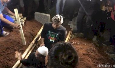 Ammar Zoni Makamkan Sendiri Bayi Kembarnya