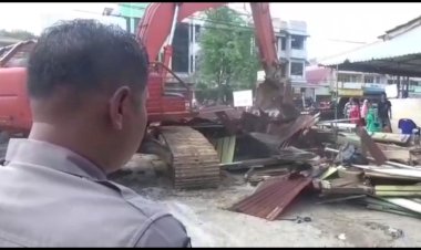 Pakai Eskavator PN Jambi Ratakan dengan Tanah 9 Bangunan di Lebak Bandung Jambi
