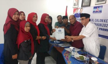 Kirim Tim Sukses Perempuan, Safrial Ambil Formulir pendaftaran ke Partai Demokrat