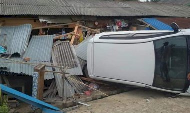 Minibus Seruduk Teras Warung Hingga Roboh, Pemilik Warung Panik