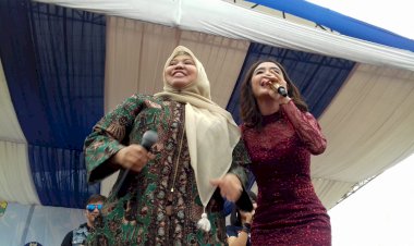 Uut Permatasari Hibur Masyarakat di Puncak Peringatan Dirgahayu ke-20 Muarojambi