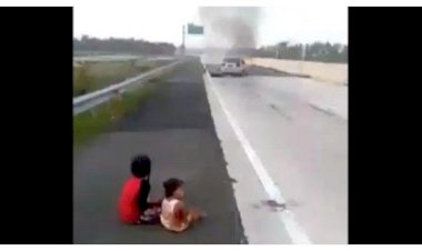 Viral Dua Anak Ini Menangis Menatap Sedan Terbakar & Kedua Orang Tua Tewas