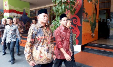 Nadiem dan Muhadjir Effendy Sholat Jumat di Masjid Kemendikbud