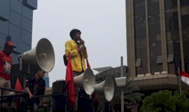 Ketua BEM UI: Jika Jas Alamater membuat Mahasiswa Tersekat Saya rela Melepasnya, Hidup rakyat!