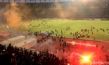 Persebaya Kalah Tipis dari PSS Sleman, Suporter Mengamuk Hingga Papan Reklame Dibakar