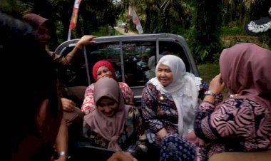 Begini Enjoynya Bupati Masnah Duduk Berdesakan di Bak Mobil Bersama Emak-emak
