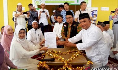 Ucapkan Dua Kalimat Syahadat, Gadis Cantik Putu Dibimbing Kombes Edi Faryadi Masuk Islam