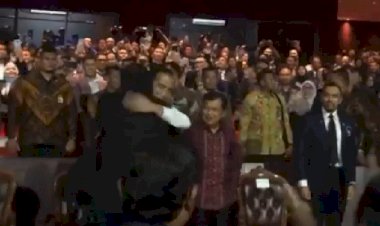 Momen Mengharukan, Ketika Paloh Dapat Pelukan erat Jokowi