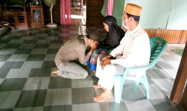 Sungkem ke Orangtua, Ahmad Jahfar Minta Doa Restu di Pilbup Tanjabbar