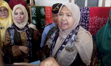 Bupati Masnah: Presiden Sempat Lirik Saya Karena Pakai Batik Muarojambi