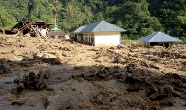 Murid Korban Banjir Menangis ke Guru Soal Sekolah Mereka