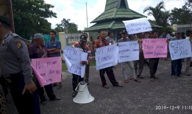 Ratusan Masyarakat Mandiangin Blokir Jalan Kantor Bupati Sarolangun