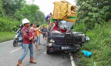 Nahas Mobil Muatan Ayam Tabrak Truk Berhenti Mendadak, Kernet Tewas Terjepit di TKP