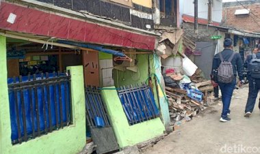 Lapor Pak Anies! Dua Rumah di Matraman Jaktim Roboh, Diduga Gegara Proyek Saluran Air