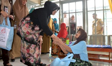Peringati Hari Ibu, Rahima Santuni Lansia Panti Sosial Budi Luhur