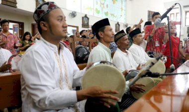 Tabuhan Rebana Santri Iringi Misa Natal Gereja Katolik Mater Dei Semarang