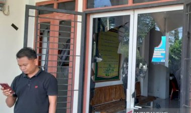 Massa Mengamuk! Rusah Kantor Kecamatan Montasik di Aceh Besar