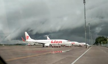 Ngeri! Awan Mirip Tsunami di Langit Bandara Hasanuddin Makassar