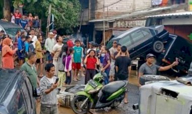 Banjir Surut, Begini Penampakan Mobil Bertumpukan di Bekasi