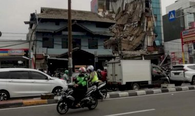 Ruko di Slipi Jakarta Barat Roboh, Dikabarkan Ada Orang Terjebak