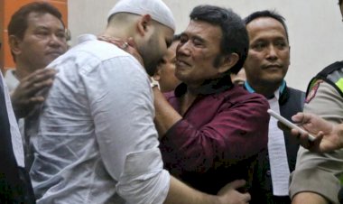 Pecah Tangis Haji Rhoma Irama Saat Jemput Ridho Rhoma di Rutan Salemba