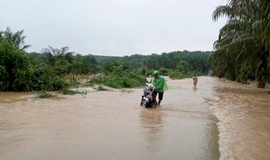 Akibat Banjir, Akses Jalan 2 Kecamatan Nyaris Lumpuh
