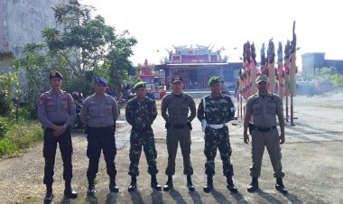 Bakar Dupa Raksasa Jadi Tradisi Imlek di Tanjab Barat