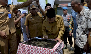 Gubernur Fachrori Beri Bantuan Pembangunan Masjid Nurul Wahid Mendalo