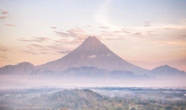 Viral Foto Drone Candi Borobudur Berlatar Gunung Lancip, Begini Kata Sang Bule?